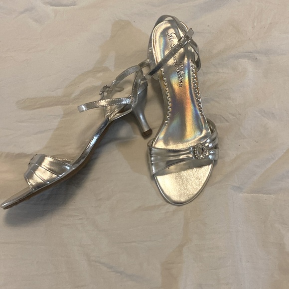 Lovely silver metallic kitten heels - Picture 2 of 5